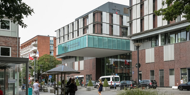 Menschen stehen vor dem Haupteingang des Universitätsklinikums Hamburg-Eppendorf (UKE). Menschen stehen vor dem Haupteingang des Universitätsklinikums Hamburg-Eppendorf (UKE).