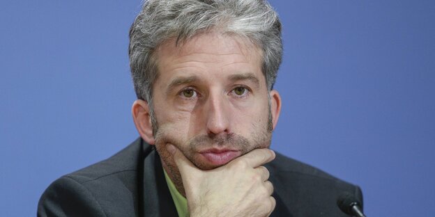 Boris Palmer stützt seinen Kopf und schaut gelangweilt Boris Palmer stützt seinen Kopf und schaut gelangweilt
