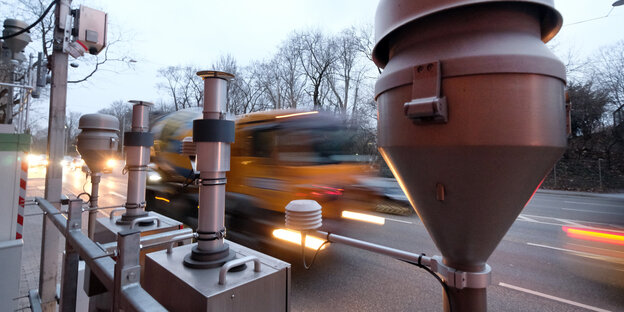 Luft-Messstation für Feinstaub und Stickoxide am Stuttgarter Neckartor Luft-Messstation für Feinstaub und Stickoxide am Stuttgarter Neckartor