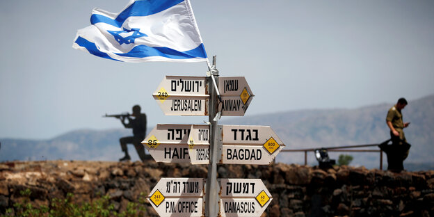 Israelischer Soldat blckt auf die syrische Seite. Israelischer Soldat blckt auf die syrische Seite.