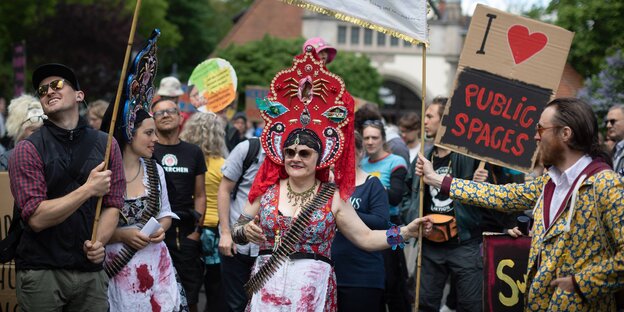 Verkleidete Menschen tanzen Verkleidete Menschen tanzen
