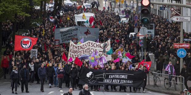 Teilnehmer der „Revolutionären 1. Mai-Demo“ des Jahres 2018 gehen durch Hamburg. Teilnehmer der „Revolutionären 1. Mai-Demo“ des Jahres 2018 gehen durch Hamburg.