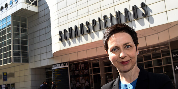 Sonja Anders steht vor dem Schauspielhaus in Hannover. Sonja Anders steht vor dem Schauspielhaus in Hannover.