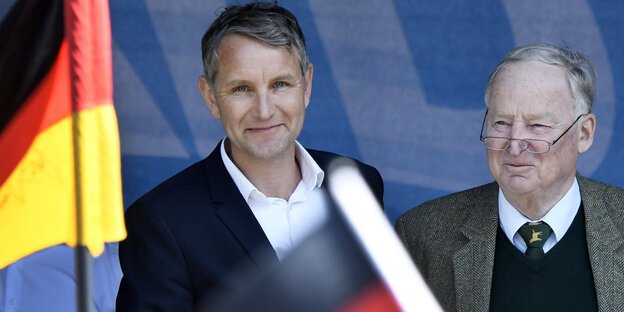 Zwei Männer lachen. Es sind Björn Höcke und Alexander Gauland Zwei Männer lachen. Es sind Björn Höcke und Alexander Gauland