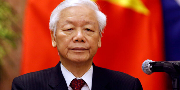 Nguyen Phu Trong steht vor einem Mikro Nguyen Phu Trong steht vor einem Mikro