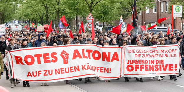 Am Beginn einer Demonstration wird ein Banner getragen mit der Aufschrift: "Rotes Altona. Auf zu neuen Kämpfen! Die Geschichte im Kopf, die Zukunft im Blick. Jugend in die Offensive" Am Beginn einer Demonstration wird ein Banner getragen mit der Aufschrift: "Rotes Altona. Auf zu neuen Kämpfen! Die Geschichte im Kopf, die Zukunft im Blick. Jugend in die Offensive"