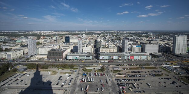 Der Kulturpalast in Warschau wirft einen Schatten auf den Vorplatz Der Kulturpalast in Warschau wirft einen Schatten auf den Vorplatz