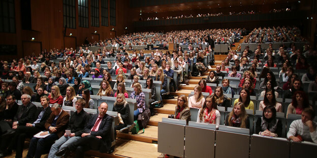 Das Audimax der Uni Köln ist bis auf den letzten Stuhl besetzt. Das Audimax der Uni Köln ist bis auf den letzten Stuhl besetzt.