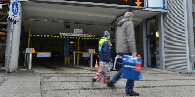 Passanten gehen am Parkhaus Bremen-Mitte in Bremen vorbei. Passanten gehen am Parkhaus Bremen-Mitte in Bremen vorbei.