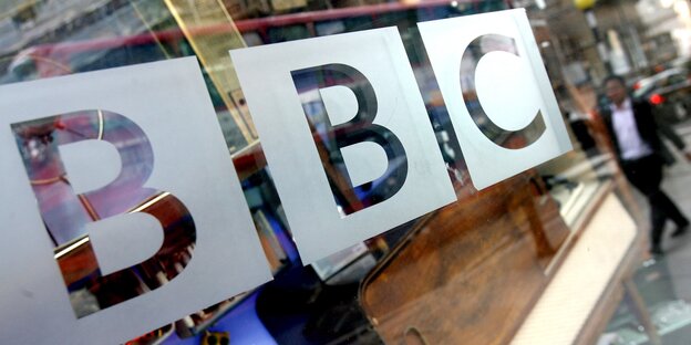Das Logo der BBC auf Glas Das Logo der BBC auf Glas