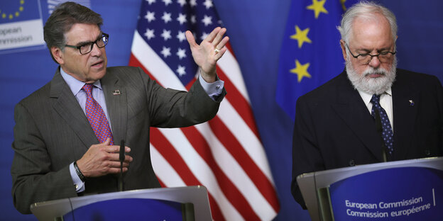 Vor einer US-Flagge und einer EU-Flagge stehen der US-Energieminister Rick Perry und der EU-Energiekommissar Arias Canete Vor einer US-Flagge und einer EU-Flagge stehen der US-Energieminister Rick Perry und der EU-Energiekommissar Arias Canete