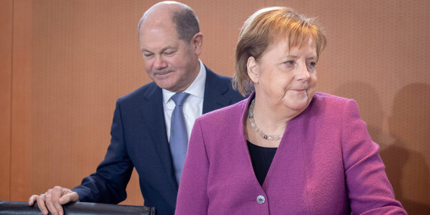Mann im Anzug, Frau im rosa Blazer Mann im Anzug, Frau im rosa Blazer