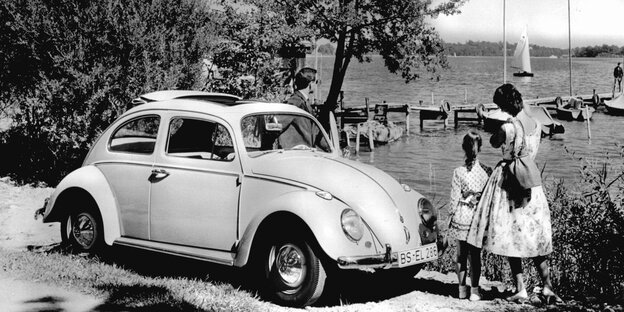 Eine Familie macht Mitte der 60er Jahre mit ihrem Volkswagen 1200 Berlina einen Ausflug an einen See Eine Familie macht Mitte der 60er Jahre mit ihrem Volkswagen 1200 Berlina einen Ausflug an einen See