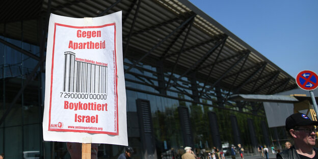 Plakat mit der Aufschrift "gegen Apartheid - boykottiert Israel" Plakat mit der Aufschrift "gegen Apartheid - boykottiert Israel"