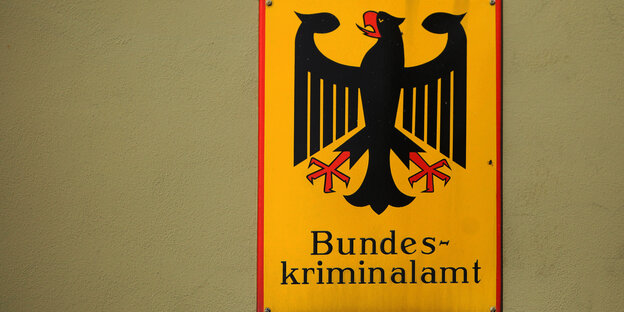 Auf der Plaktette des Bundeskriminalamts in Wiesbaden ist ein Bundesadler auf gelbem Grund zu sehen Auf der Plaktette des Bundeskriminalamts in Wiesbaden ist ein Bundesadler auf gelbem Grund zu sehen
