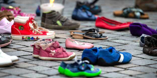 Kinderschuhe auf dem Asphalt Kinderschuhe auf dem Asphalt