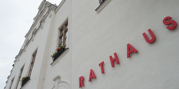Gebäude mit roter Aufschrift "Rathaus" Gebäude mit roter Aufschrift "Rathaus"