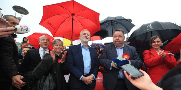 Jeremy Corbyn (m). und seine Getreuen in Manchester Jeremy Corbyn (m). und seine Getreuen in Manchester
