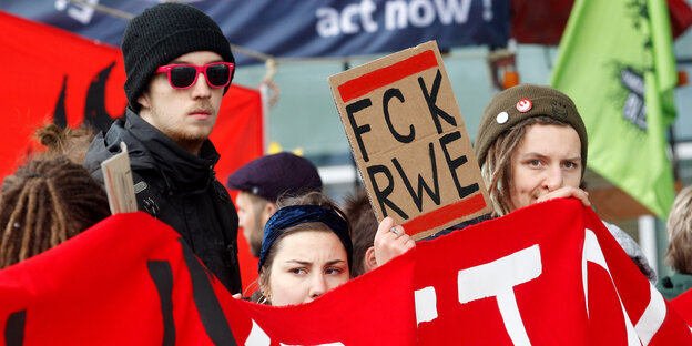 DemonstrantInnen vor der RWE-Hauptversammlung DemonstrantInnen vor der RWE-Hauptversammlung