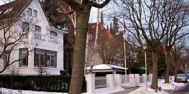 Ein weißes Haus in der Moltestraße in Kiel-Düsternbrook. Im Vordergrund ein alter Baum, auf der Straße liegt Schnee. Ein weißes Haus in der Moltestraße in Kiel-Düsternbrook. Im Vordergrund ein alter Baum, auf der Straße liegt Schnee.