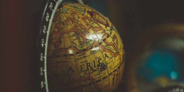 Ein antiker Globus, auf dem Africa steht Ein antiker Globus, auf dem Africa steht