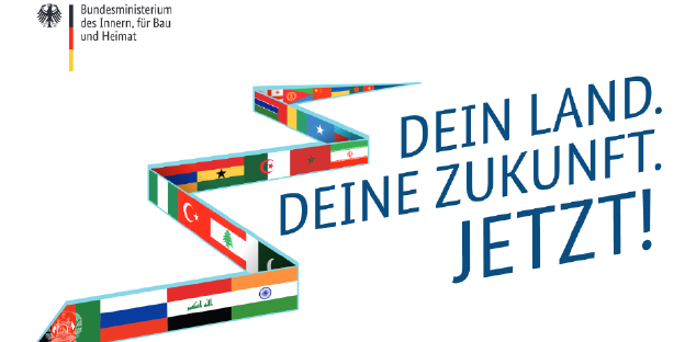 Auf einem Plakat sind Flaggen, der Schriftzug des Bundesinnenministeriums und "Dein Land. Deine Zukunft. Jetzt" zu sehen Auf einem Plakat sind Flaggen, der Schriftzug des Bundesinnenministeriums und "Dein Land. Deine Zukunft. Jetzt" zu sehen