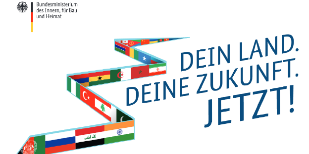 Auf einem Plakat sind Flaggen, der Schriftzug des Bundesinnenministeriums und "Dein Land. Deine Zukunft. Jetzt" zu sehen