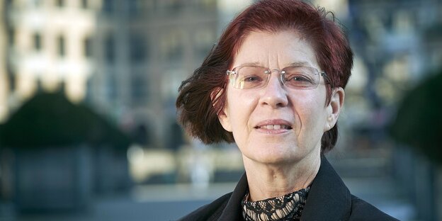 Porträt einer älteren Frau mit lila Kurzhaarfrisur Porträt einer älteren Frau mit lila Kurzhaarfrisur
