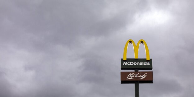 McDonald's-Logo vor bewölktem Hintergrund McDonald's-Logo vor bewölktem Hintergrund