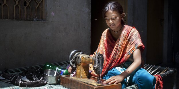 Pakistanerin mit Nähmaschine Pakistanerin mit Nähmaschine