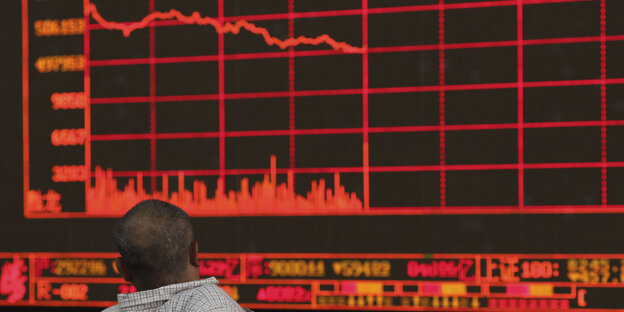 Chinese beobachtet sinkenden Börsenindex Chinese beobachtet sinkenden Börsenindex