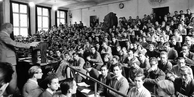 Studenten in einem Hörsaal der Uni Hamburg im Jahr 1956 Studenten in einem Hörsaal der Uni Hamburg im Jahr 1956
