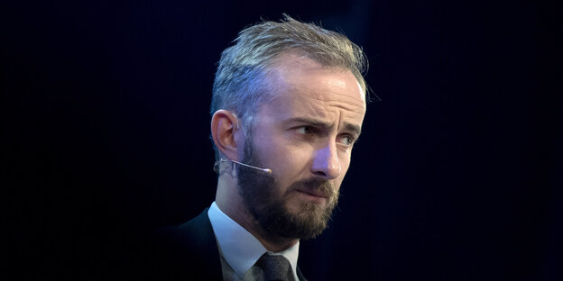Jan Böhmermann schaut skeptisch Jan Böhmermann schaut skeptisch