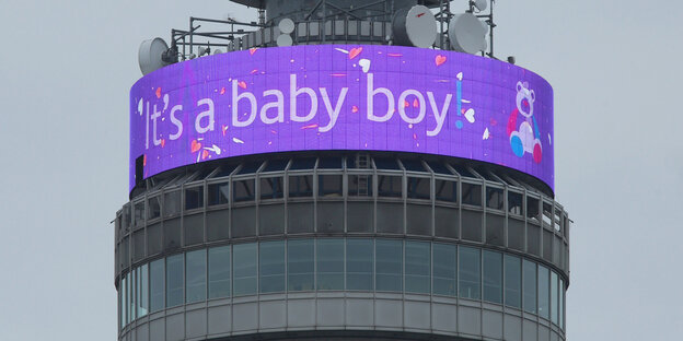 Der Fernsehturm BT Tower zeigt eine Botschaft zur Feier der Geburt des ersten Baby von Harry und Meghan Der Fernsehturm BT Tower zeigt eine Botschaft zur Feier der Geburt des ersten Baby von Harry und Meghan
