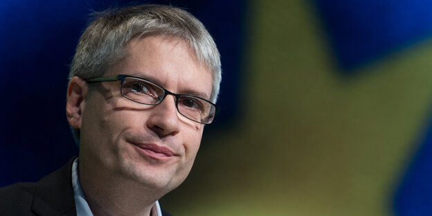 Sven Giegold vor einem Europa-Stern Sven Giegold vor einem Europa-Stern