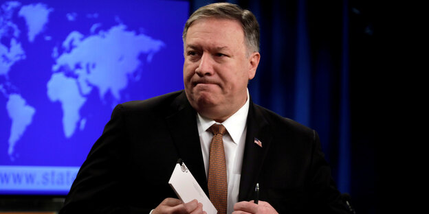 Mike Pompeo mit Stift und Notizblock in der Hand Mike Pompeo mit Stift und Notizblock in der Hand