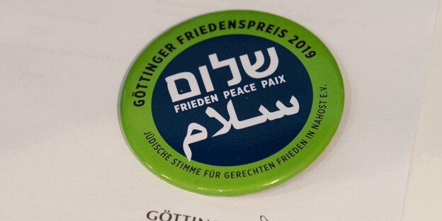 Ein Button mit hebräischer und deutscher Aufschrift Ein Button mit hebräischer und deutscher Aufschrift