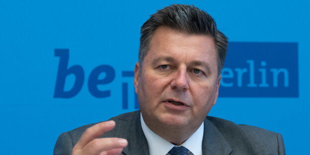 Glattrasierter Mann mit Kurzhaarfrisur hebt den Arm Glattrasierter Mann mit Kurzhaarfrisur hebt den Arm