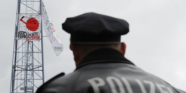 Atomgegner befestigen Banner an einem Kran Atomgegner befestigen Banner an einem Kran