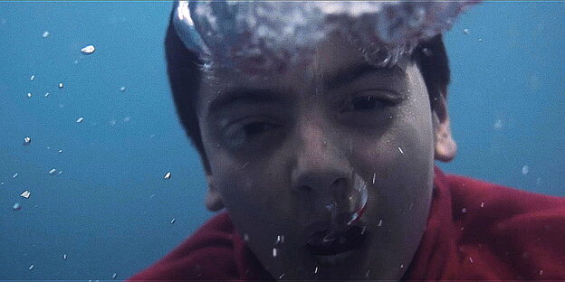 Screenshot aus dem „Die Partei“-Werbespot - er zeigt einen Jungen unter Wasser Screenshot aus dem „Die Partei“-Werbespot - er zeigt einen Jungen unter Wasser