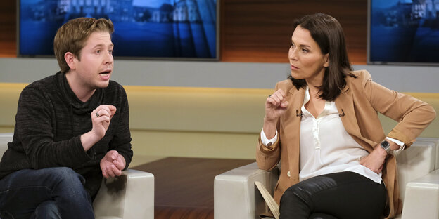 Kevin Kühnert und Anne Will sitzen sich gegenüber auf Sesseln im Sendestudio Kevin Kühnert und Anne Will sitzen sich gegenüber auf Sesseln im Sendestudio