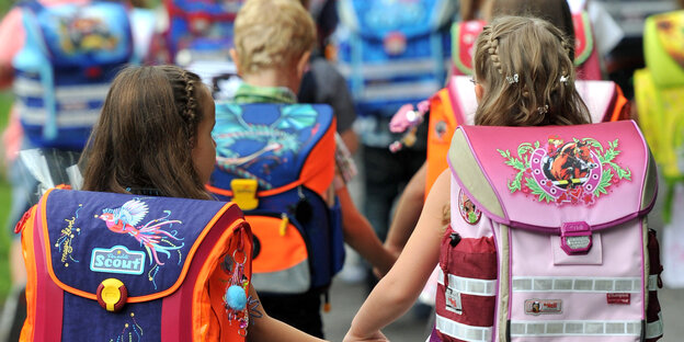 Grundschulkinder mit Schulranzen. Grundschulkinder mit Schulranzen.