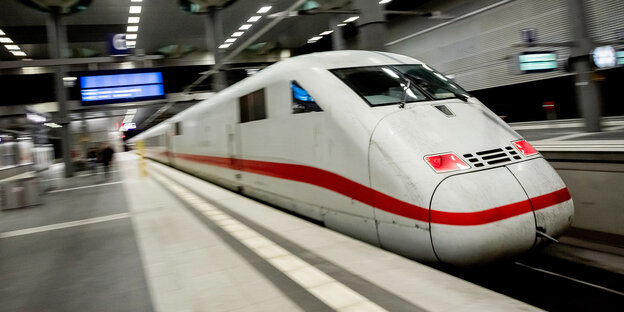 Ein ICE fährt im Berliner Hauptbahnhof ab. (Wischeffekt durch Mitziehen) Ein ICE fährt im Berliner Hauptbahnhof ab. (Wischeffekt durch Mitziehen)