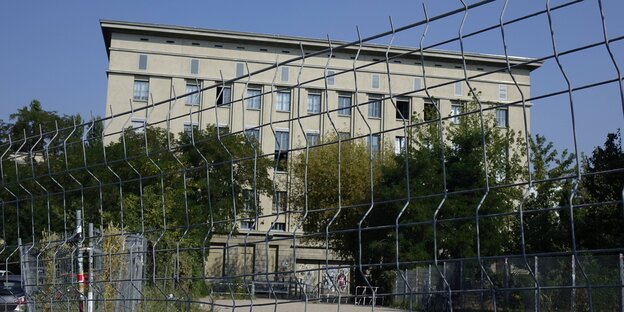 Das Berghain-Gebäude vor einer Absperrung Das Berghain-Gebäude vor einer Absperrung