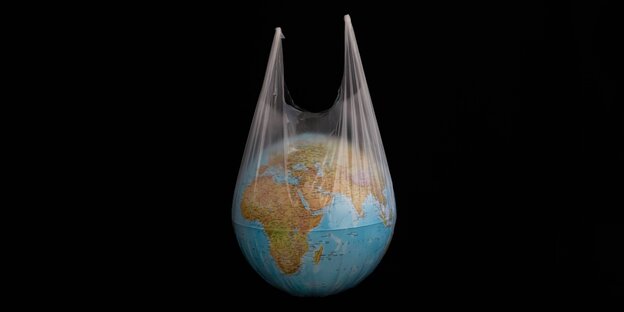 Ein Globus in einer Plastiktüte Ein Globus in einer Plastiktüte