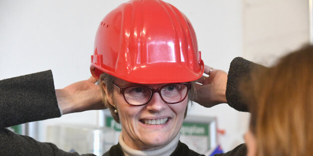 Bundesbildungs- und Forschungsministerin Anja Karliczek (CDU) trägt einen Bauarbeiterhelm Bundesbildungs- und Forschungsministerin Anja Karliczek (CDU) trägt einen Bauarbeiterhelm