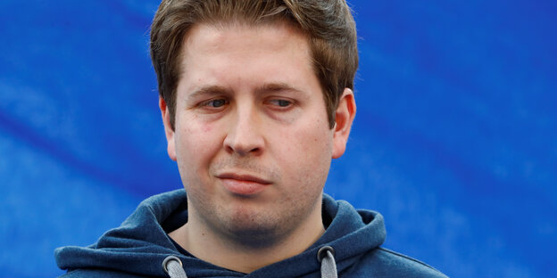Kevin Kühnert schaut kritisch, vielleicht aber auch nur schlecht gelaunt nach unten Kevin Kühnert schaut kritisch, vielleicht aber auch nur schlecht gelaunt nach unten