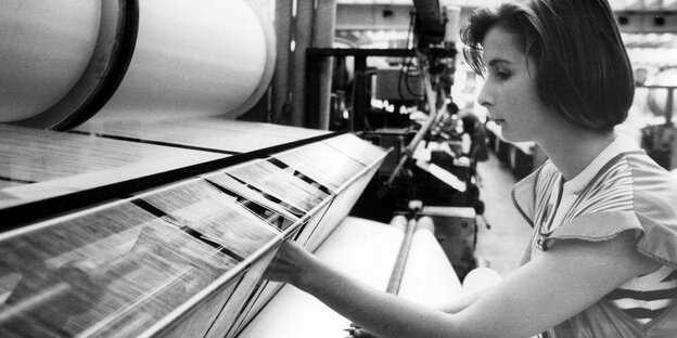 Schwarz-weiß-Fotografie einer Frau an deiner Maschine Schwarz-weiß-Fotografie einer Frau an deiner Maschine