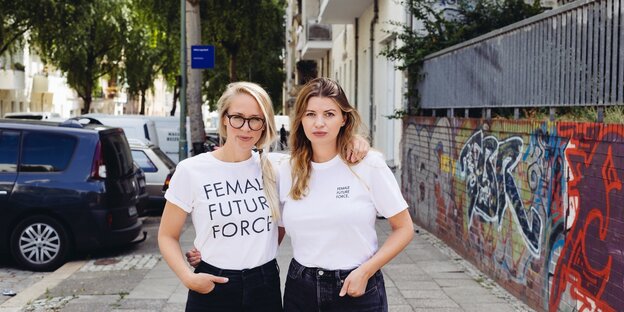 Gründerinnen Susann Hoffmann (li.) und Nora-Vanessa Wohlert Arm in Arm auf der Straße Gründerinnen Susann Hoffmann (li.) und Nora-Vanessa Wohlert Arm in Arm auf der Straße