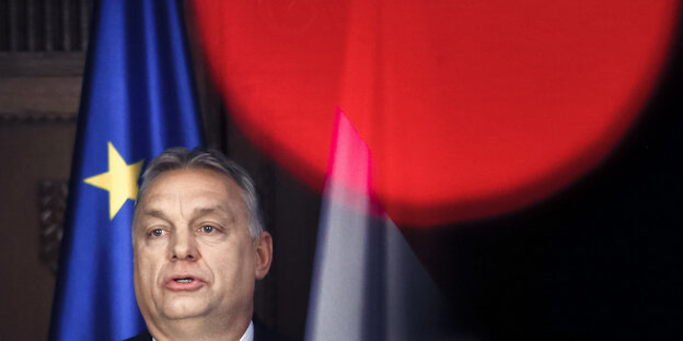Viktor Orbán steht vor einer Europafahne Viktor Orbán steht vor einer Europafahne